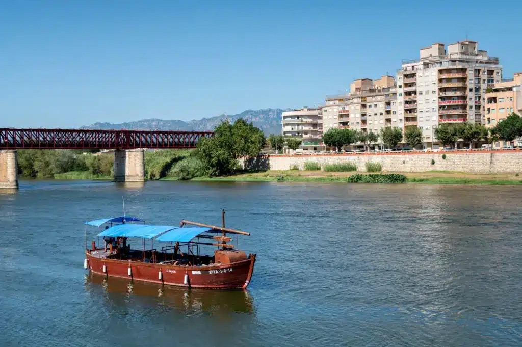 Barco por el Ebro