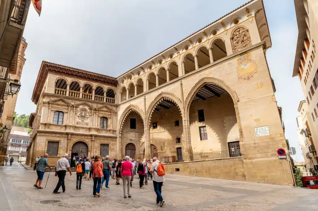 Gente visitando un monumento