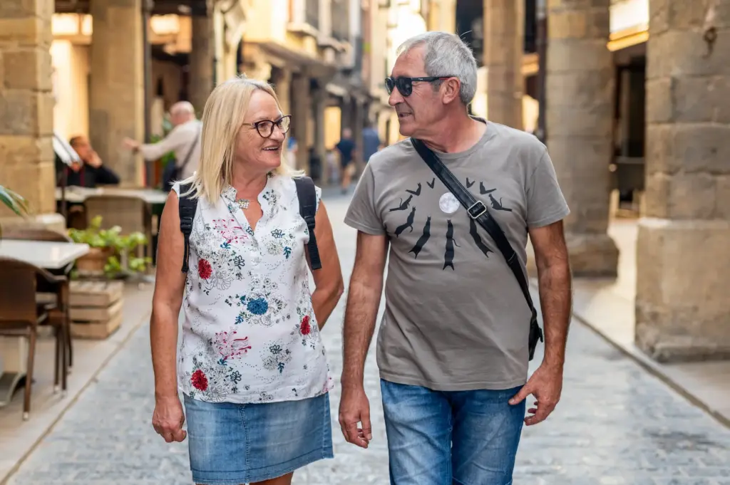 Pareja paseando por la calle