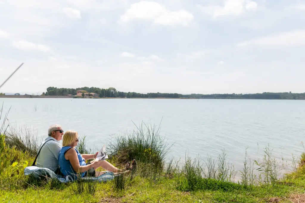 Pareja cerca del agua